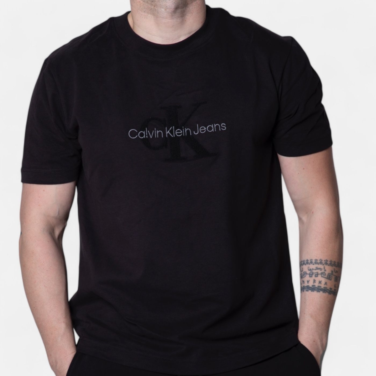 Camiseta Calvin Klein de Chenilla con Monograma Negro