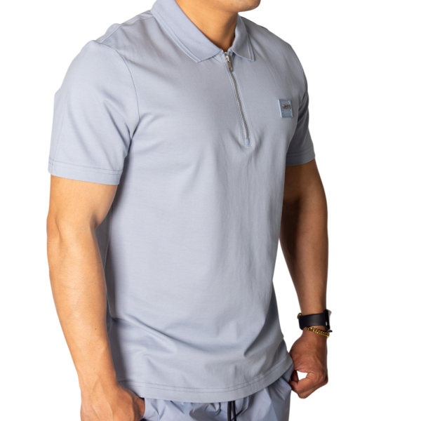 Polo Antony Morato Fit Azul Sky con Metal Badge Azul Antony Morato | Camisas y Polos  - Estilo urbano premium