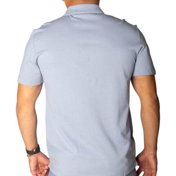Polo Antony Morato Fit Azul Sky con Metal Badge Azul Antony Morato | Camisas y Polos  - Estilo urbano premium