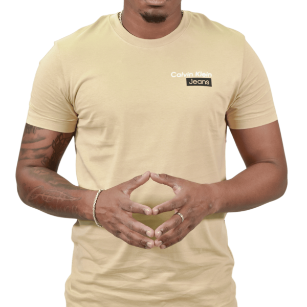 Camiseta Calvin Klein con Logo Frontal Beige