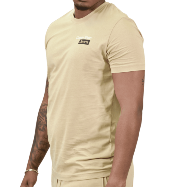 Camiseta Calvin Klein con Logo Frontal Beige