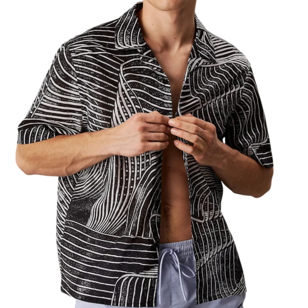 Camisa Calvin Klein con estampado en negro Camisa Calvin Klein con estampado en negro