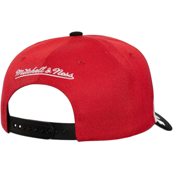Gorra Mitchell & Ness Chicago Bull Logo Visera Rojo