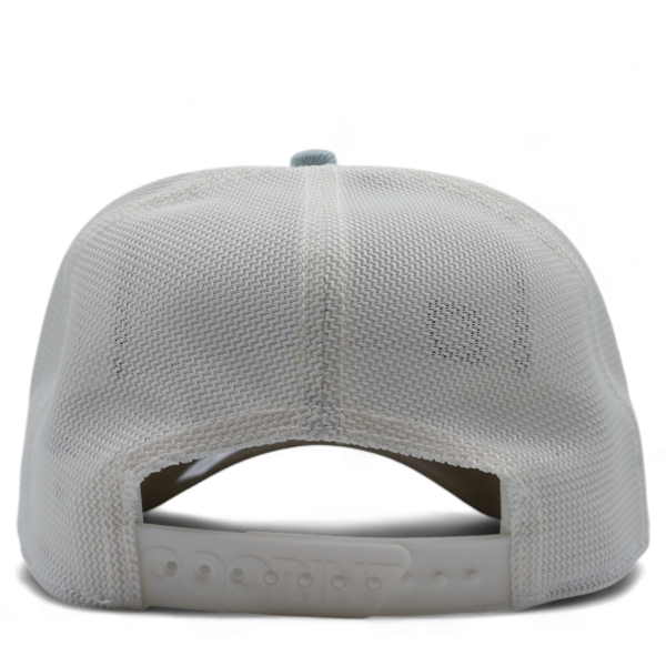 Gorra Goorin Bros Aguila Fly High Blanca y Jeans