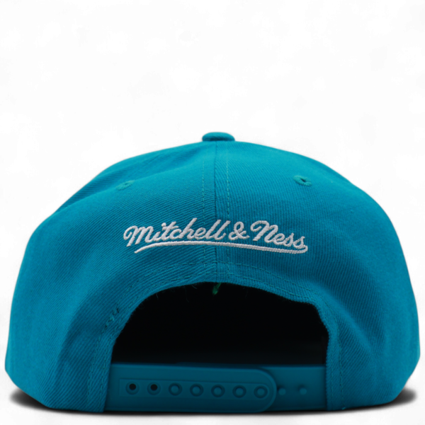Gorra Mitchell & Ness Satinada Clásica Charlotte Hornets Ver
