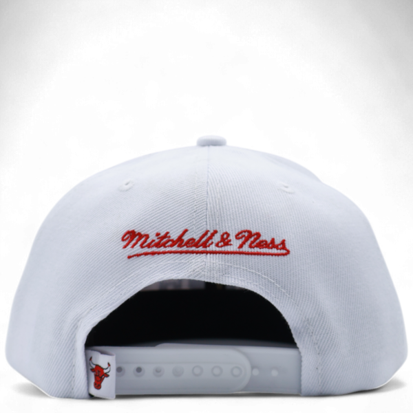 Gorra Mitchell & Ness Chicago Bull Logo Visera Blanco