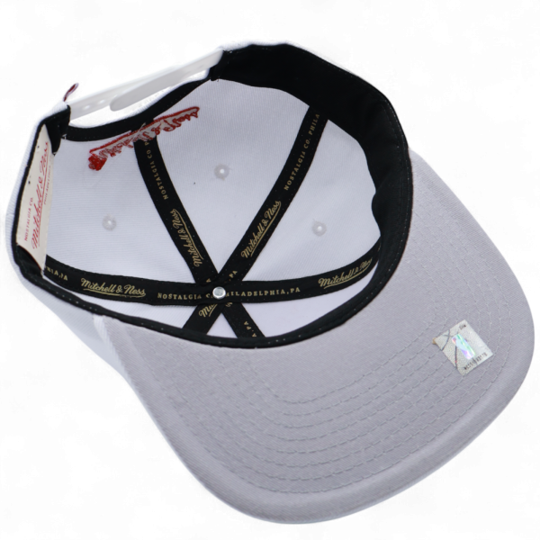 Gorra Mitchell & Ness Chicago Bull Logo Visera Blanco