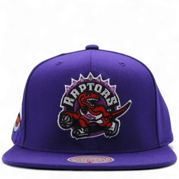 Gorra Mitchell & Ness Raptor Conference Morado