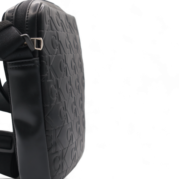 Bolso Calvin Klein Reporter Ultraligero con Logo Negro
