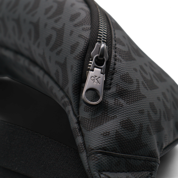 Riñonera Calvin Klein Jeans AOP Reporter Negro | Moderna y Urbana