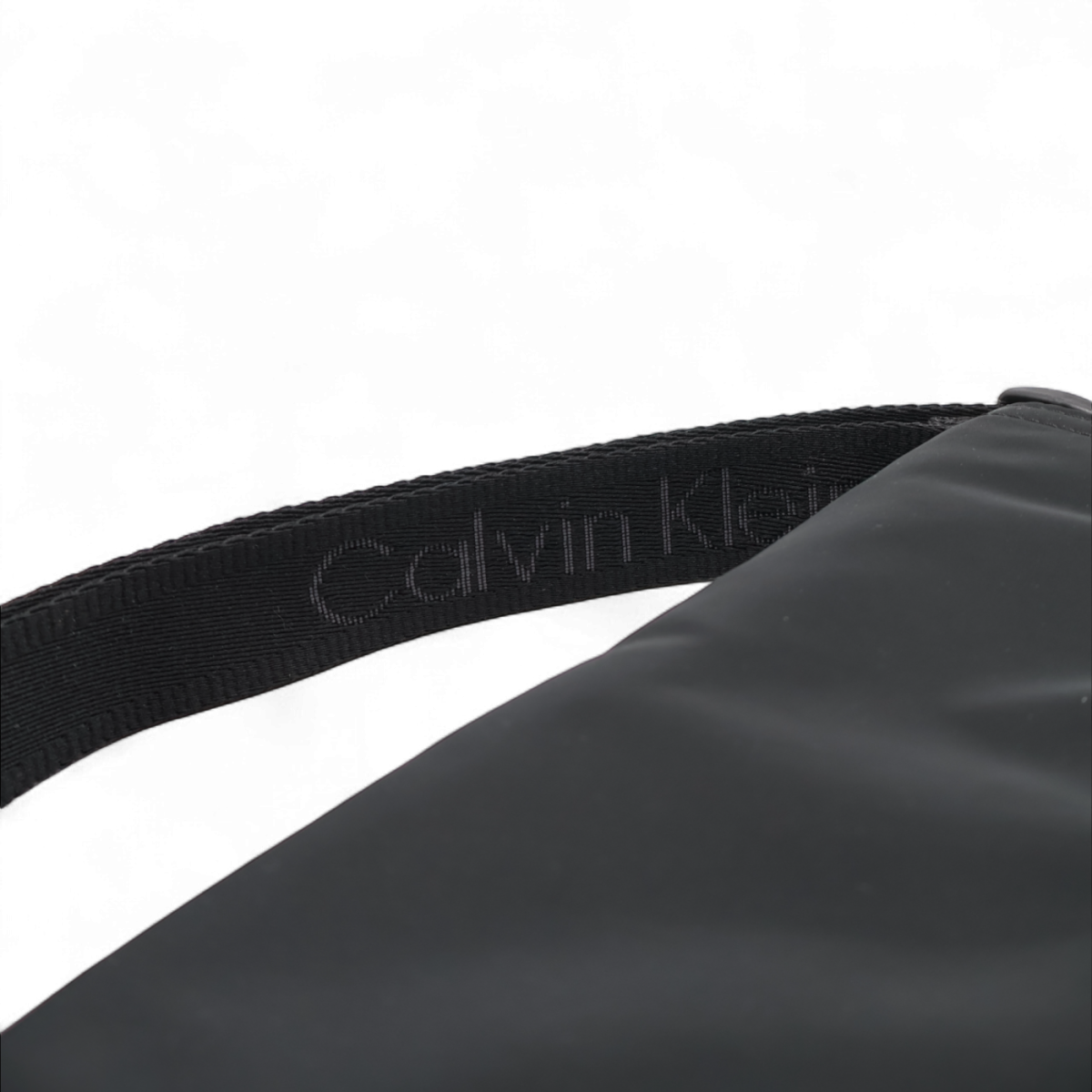 Bolso Calvin Klein Over Webbing Negro 2