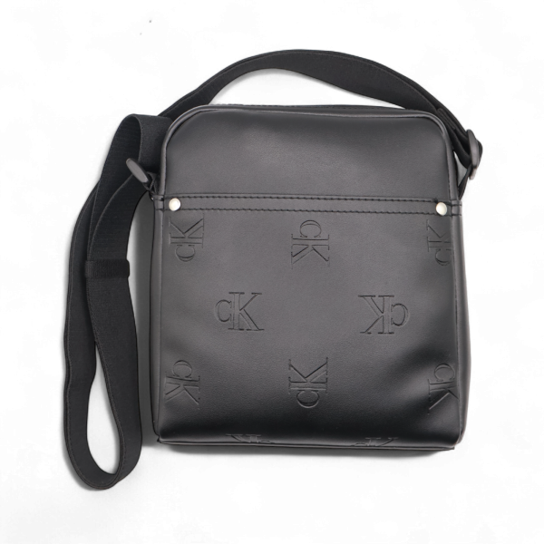 Bandolera Calvin Klein – Elegancia y Estilo Moderno