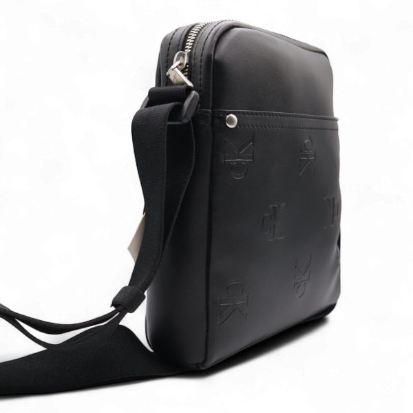Bandolera Calvin Klein – Elegancia y Estilo Moderno