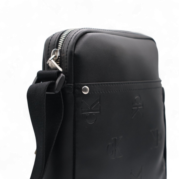 Bandolera Calvin Klein – Elegancia y Estilo Moderno