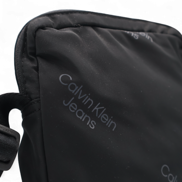 Bandolera Calvin Klein Logo Lineal Negro