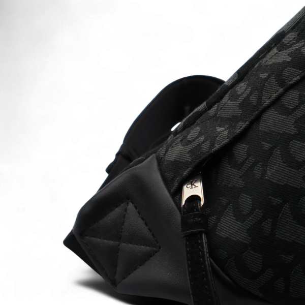 Riñonera Calvin Klein Jeans Monogram CK25 Negro | Moderna y Funcional