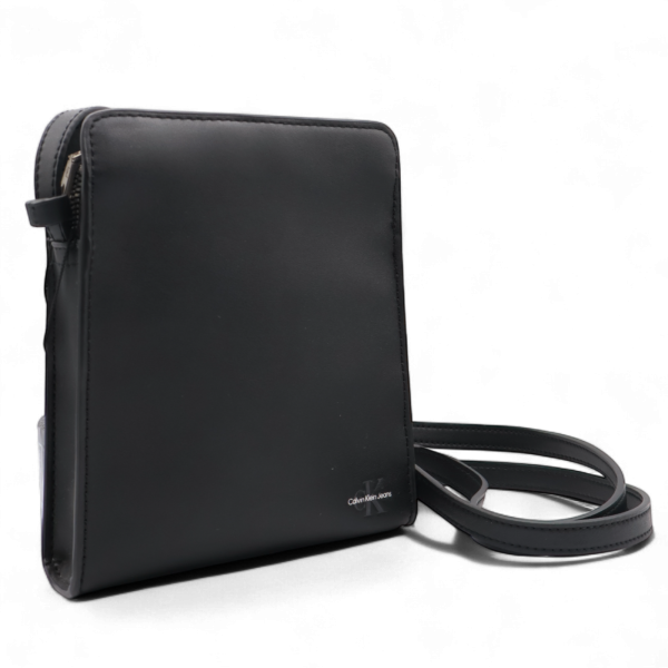 Bandolera Calvin Klein Jeans AOP Basic Negro | Estilo y Funcionalidad