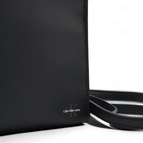 Bandolera Calvin Klein Jeans AOP Basic Negro | Estilo y Funcionalidad