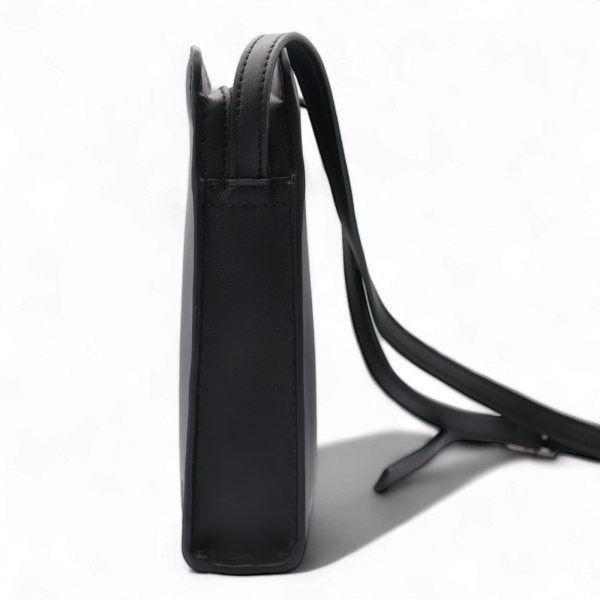 Bandolera Calvin Klein Jeans AOP Basic Negro | Estilo y Funcionalidad