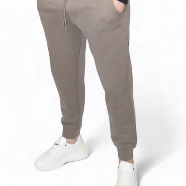 Pantalon Calvin Klein Marron Logo Institutional Calvin Klein | Pantalones  - Estilo urbano premium